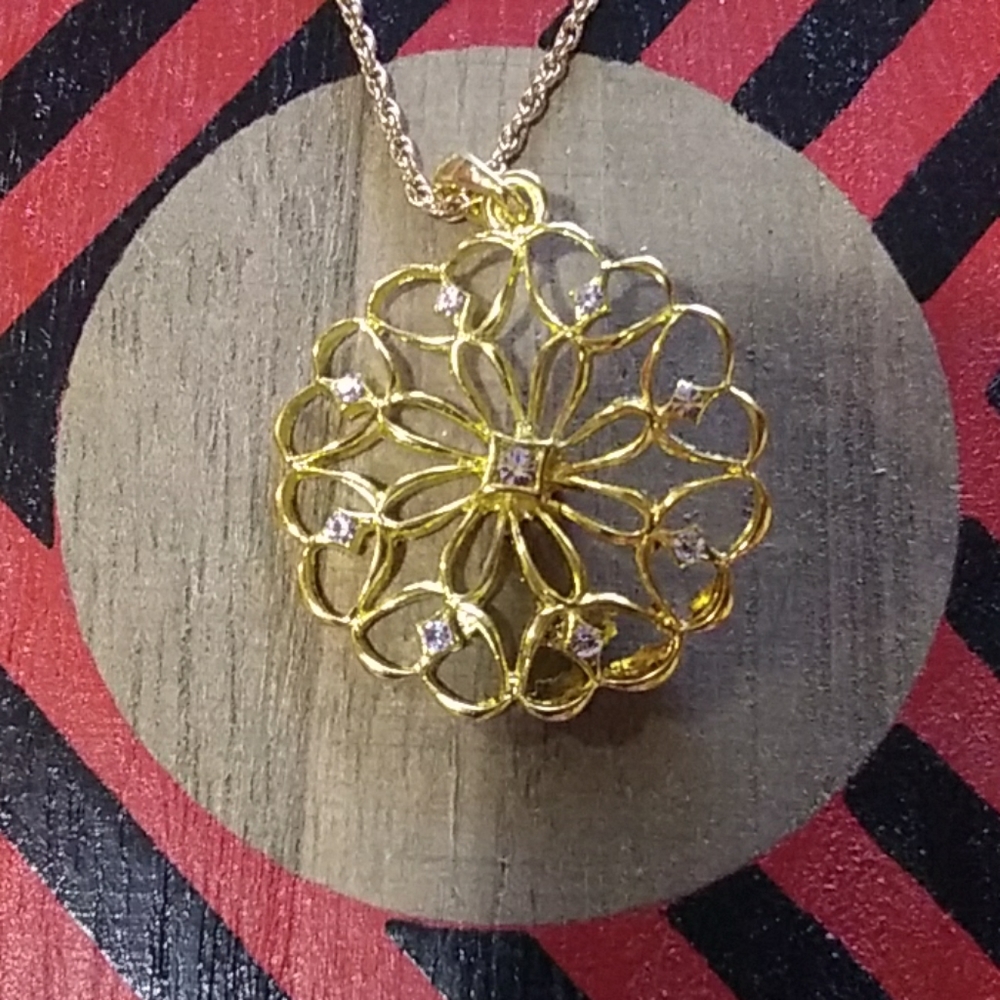Pendant necklace with crystals